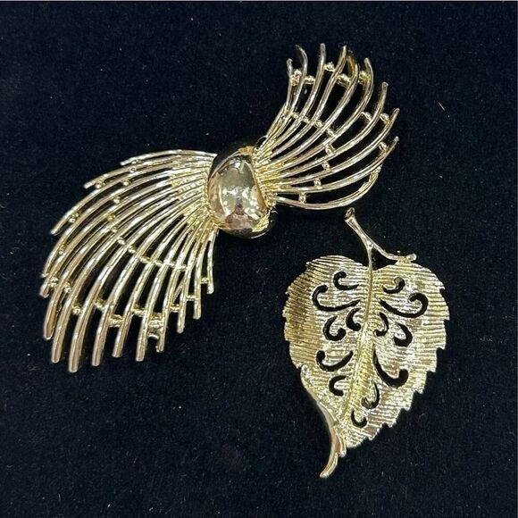 Lot Of 2 Vintage Brooches BSK Advent Guard Swirl & Gerry's Leaf Brooch Gold-tone - Picture 1 of 5